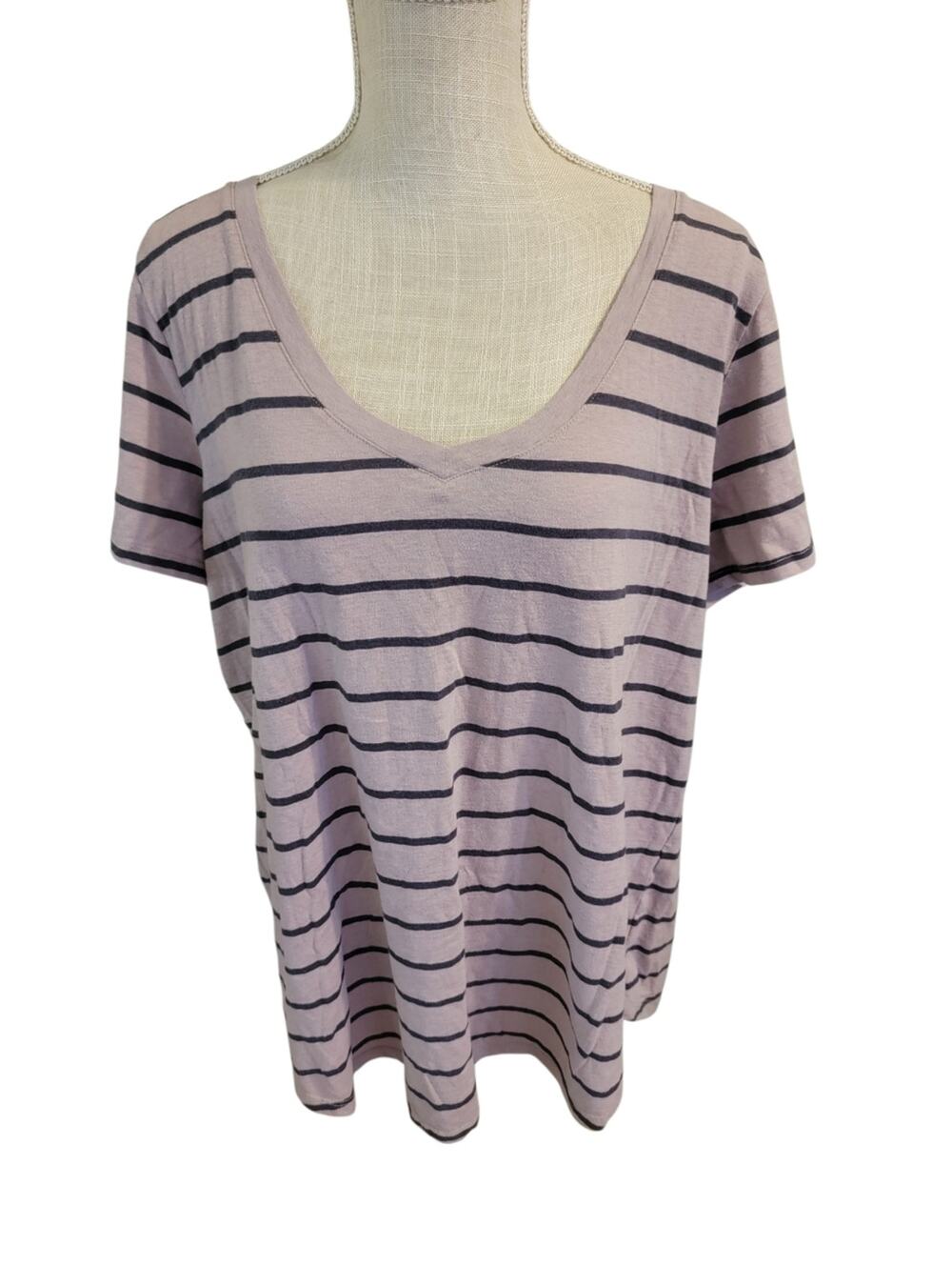 Torrid Light Purple/Grey Striped V-Neck Short Sleeve Tee Shirt Size 2/2x